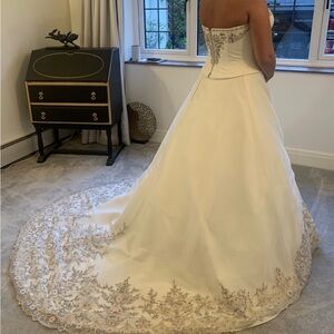 Elegant Strapless Wedding Gown with Embroidered Train